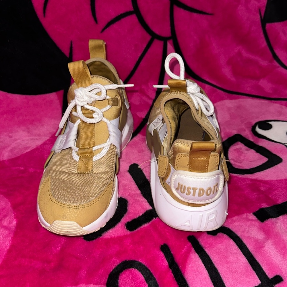 COPY - WMNS NIKE AIR HUARACHE CITY LOW ELEMENTAL GOLD SZ 8- AH6804-700
